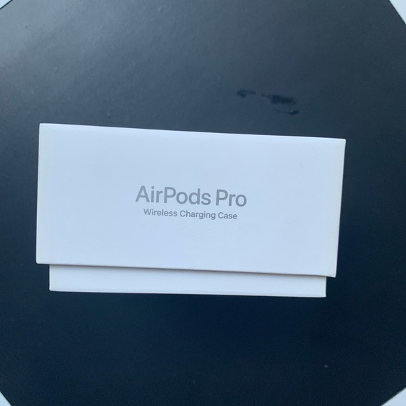 APPLE - AirPods Pro wireless charging case - Picture 3 of 14